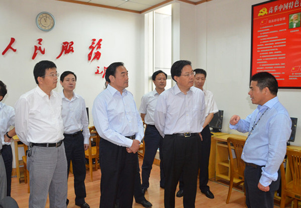 蒋锡培向江苏省纪委副书记黄继鹏(右二)介绍党员活动情况