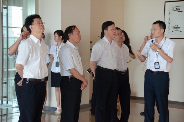 7月6日上午,自贡市人民政府市长彭琳,政协主席潘泽金,政府副市长、高新区管委会主任刘任远,政府副秘书长张昭国,投资促进局局长杨大全,经济和信息化委员会主任张晓东,高新区管委会副主任朱斌,国家电网四川公司自贡电业局局长邓武军等一行莅临远东参观考察。远东控股集团董事局主席蒋锡培、首席投资官卞华舵、战略发展部高级总监王传才、董事局办公室主任蒋承志、总裁工作部副总监李朝阳、战略发展部总监助理周朝辉,远东电缆有限公司市场高级总监黄朝辉等领导热情接待了考察团一行。 考察团参观国际电线电缆体验式博物馆 参观新远东交